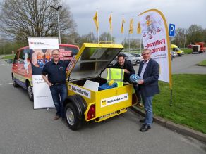Der ADAC übergab den Anhänger für die Fahrrad-Sicherheitsturniere am 28. April 2018 an die Jugendfeuerwehr (v.l.n.r. Landesjugendfeuerwehrwart SH Dirk Tschechne, stellv. Geschäftsführer HFUK Nord Christian Heinz, ADAC-Verkehrsvorstand Hans-Jürgen Feldhusen).