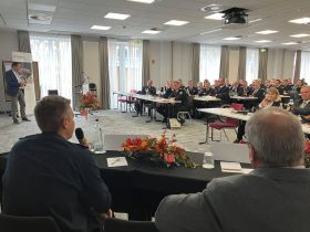 Die Referierenden der Fachtagung standen am Ende des Tages für Rückfragen zur Verfügung (Bild: Jens-Oliver Mohr / HFUK Nord)
