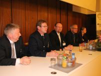 Podiumsdiskussion mit den Referenten des ersten Tages Claas Schröder (Aufsichtsperson der FUK Niedersachsen), Johann Edelmann (Leiter Berufsfeuerwehr Rostock), Dirk Rixen (Aufsichtsperson HFUK Nord), Detlef Garz (Leiter des Sachgebietes "Feuerwehren und Hilfeleistungsorganisationen" der DGUV und Aufsichtsperson FUK Mitte) und Kerstin Lämmerhirt (Aufsichtsperson FUK Mitte) (v.l.n.r)