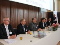 Podiumsdiskussion mit den Referenten des zweiten Tages Jürgen Kalweit (Leitende Aufsichtsperson HFUK Nord), Rolf Reich (Aufsichtsperson FUK Brandenburg), Dr. Torsten Wolf (Fachberater Freiwillige Feuerwehr Bochum), Jens-Oliver Mohr (Referent für gesundheitliche Prävention HFUK Nord), Thomas Wittschurky (Geschäftsführer FUK Niedersachsen), Christian Heinz (stellv. Geschäftsführer HFUK Nord) und dem Moderator Prof. Peer Rechenbach (v.l.n.r.)