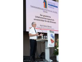 Karl-Heinz Banse, Präsident des Deutschen Feuerwehrverbandes, beleuchtete in einem Fachvortrag die Rolle der umfassenden sozialen Absicherung und Unfallprävention für die Freiwilligen Feuerwehren. (Bild: Ramona Winterfeldt / HFUK Nord)