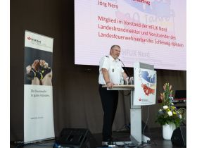 Jörg Nero, Landesbrandmeister und Vorsitzender des Landesfeuerwehrverbandes Schleswig-Holstein, hob in seinem Fachvortrag die besondere Bedeutung sowie die erfolgreiche Entwicklung der HFUK Nord in den vergangenen 20 Jahren als Partner der Wehren, Städte und Gemeinden hervor. (Bild: Ramona Winterfeldt / HFUK Nord)