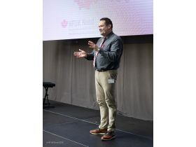Christian Heinz, designierter Geschäftsführer der HFUK Nord, führte als Moderator durch die Festveranstaltung. (Bild: Ramona Winterfeldt / HFUK Nord)