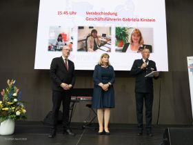 Der Innenminister des Landes Mecklenburg-Vorpommern, Christian Pegel, sowie Hannes Möller, Präsident des Landesfeuerwehrverbands Mecklenburg-Vorpommern und alternierender Vorstandsvorsitzender der HFUK Nord, würdigten den Einsatz der langjährigen Geschäftsführerin der HFUK Nord Gabriela Kirstein im Rahmen der Verabschiedung (v.l.n.r. Christian Pegel, Gabriela Kirstein, Hannes Möller). (Bild Ramona Winterfeldt / HFUK Nord)