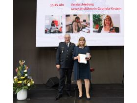 Der Präsident des Deutschen Feuerwehrverbandes, Karl-Heinz Banse, verlieh Gabriela Kirstein für ihren langjährigen, unermüdlichen Einsatz im deutschen Feuerwehrwesen das Deutsche Feuerwehr-Ehrenkreuz in Gold. (Bild: Ramona Winterfeldt / HFUK Nord)