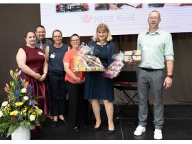 Die Belegschaft der HFUK Nord bedankte sich mit einem Präsent bei ihrer langjährigen Geschäftsführerin (v.l.n.r. Juliane Stüwe, Christian Heinz, Ramona Winterfeldt, Bianca Breetzmann, Gabriela Kirstein und Florian Struve). (Bild: Sonja Ruge / HFUK Nord)