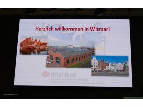 Zu ihrem 20-jährigen Jubiläum sowie der Verabschiedung ihrer langjährigen Geschäftsführerin Gabriela Kirstein lud die HFUK Nord am 19. Juni 2026 in Wismar im Rahmen einer feierlichen Fachtagung ein. (Bild: Ramona Winterfeldt / HFUK Nord)
