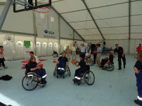Die Jugendfeuerwehrangehörigen probierten sich ohne zu zögern im Rollstuhlbasketball aus.