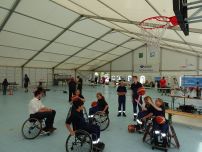 Die Jugendfeuerwehrangehörigen probierten sich ohne zu zögern im Rollstuhlbasketball aus.
