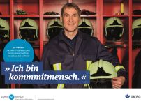 Jan Traulsen vor einem Spind der Feuerwehr