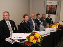 Der erste Tag des 6. HFUK-Kommunalforums endete mit einer Podiumsdiskussion der beteiligten Referierenden: v.l.n.r. Dirk Rixen (Aufsichtsperson HFUK Nord), Dr. med. Patricia Bunke (Landesfeuerwehrärztin Mecklenburg-Vorpommern), Jürgen Kalweit (Leitende Aufsichtsperson HFUK Nord), Jens-Oliver Mohr (Referent für Gesundheitliche Prävention HFUK Nord), Ulf Heller (Aufsichtsperson HFUK Nord) und Christoph Kotthaus (Projektleiter Forschungsprojekt KOKOS, Universität Siegen). (Foto: Holger Bauer) 