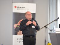 Der Facharzt Rolf Hartmann erläuterte die arbeitsmedizinische Sicht auf Herz-Kreislauferkrankungen und ihre Bedeutung für den Einsatz im Feuerwehrdienst. (Foto: Lars Frank)