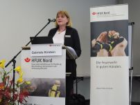 In einem Impulsvortrag stellte die Geschäftsführerin der HFUK Nord Gabriela Kirstein die Krisen unserer Zeit, insbesondere für die Feuerwehren, dar. (Bild: Jens-Oliver Mohr / HFUK Nord)