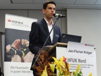 Jan-Florian Kröger referierte zum Thema "Rehabilitationsmanagement der HFUK Nord nach schweren Unfällen". (Bild: Jens-Oliver Mohr / HFUK Nord)