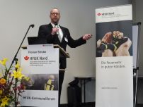 Florian Strube referierte über Grundlagen und Fallbeispiele von Berufskrankheiten. (Bild: Jens-Oliver Mohr / HFUK Nord)