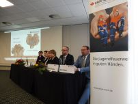 Bei der Podiumsdiskussion fand ein reger Austausch zu den Referatsthemen statt. (Bild: Jens-Oliver Mohr / HFUK Nord)