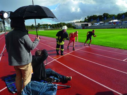 Antreten zum Fotoshooting: Für das neue Poster wurden professionelle Aufnahmen in einem großen Stadion gemacht - bei teils strömendem Regen.