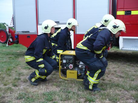 Beim Anheben schwerer Geräte den Rücken möglichst gerade halten.