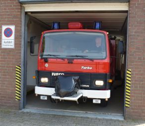 Das Tor ist so schmal, dass das Fahrzeug kaum hindurch passt.