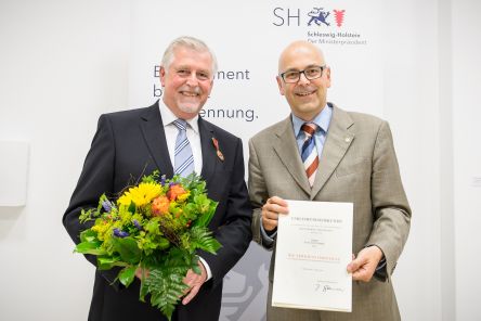 Ministerpräsident Torsten Albig überreicht Lutz Kettenbeil die Verdienstmedaille zum Verdienstorden der Bundesrepublik Deutschland im Rahmen einer Feierstunde in Kiel. 