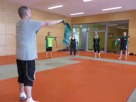 Holger Böttcher erklärt die richtige Handhabung des Therabands 