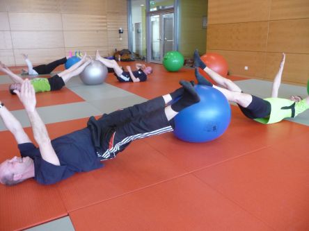 Voller Einsatz bei den Partnerübungen auf dem Gymnastikball 