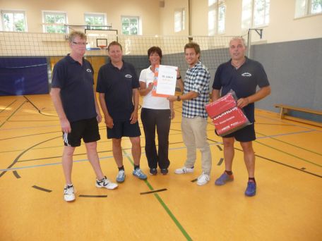 Jens-Oliver Mohr überreicht die Jubiläumsurkunde sowie Kühltaschen und FitForFire-Material an Dirk Breckling (1.v.l.), Georg Mahrt (2.v.l.), Ute Karstens (3.v.l.) und Carsten Fr. Carstensen (1.v.r.).