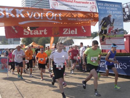 Die Teilnehmer des 5 Km-Laufs starten bei sommerlichen Temperaturen.