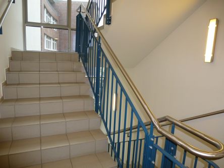 Ein Treppenhaus im Feuerwehrhaus kann Gefahren für kleinere Kinder bergen.