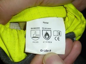 Positivbeispiel: Kennzeichnung eines TH-Handschuhs, der die Mindestleistungsstufen für die mechanischen Gefahren und zusätzlich einige Gefahren gegen thermische Risiken erfüllt