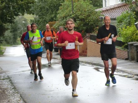 Alles geben: Die Teilnehmer trotzen dem Anstieg und Regen.