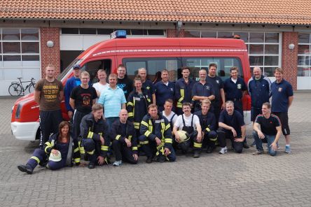 Die aktiven Teilnehmer und Abnahmeberechtigten mit dem Kreisfachwart für Sport in der Feuerwehr Dr. Jan Traulsen (rechts stehend).
