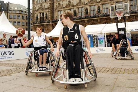 Wheelchair-Skater auf dem Hamburger Rathausplatz