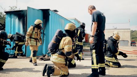 Nach dem Brandcontainer müssen die erschöpften Atemschutzgeräteträger ihre Kleidung ablegen und regenerieren.