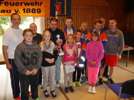Den Feuerwehrpokal 2015 erhält die JF Trappenkamp (Quelle: KFV Segeberg/Turtun)