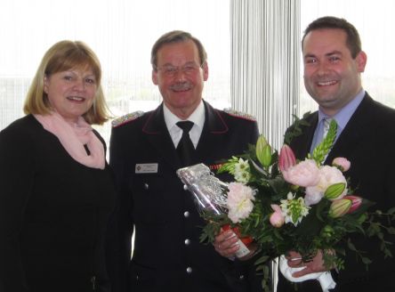 Gabriela Kirstein, Geschäftsführerin der HFUK Nord und Hans-Jürgen Berner, Vorsitzender der Vertreterversammlung, gratulieren Christian Heinz zur Wahl zum stellvertretenden Geschäftsführer (v.l.n.r.) Foto: Lutz Kettenbeil