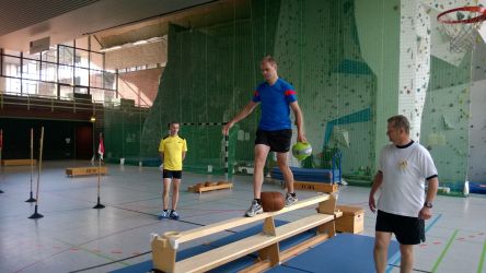 Höchste Konzentration und Gleichgewicht sind beim Koordinationsparcours gefragt.