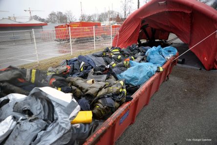 Unter Umständen muss kontaminierte PSA direkt an der Einsatzstelle abgelegt und separat abtransportiert werden. (Foto: Rüdiger Gaertner)