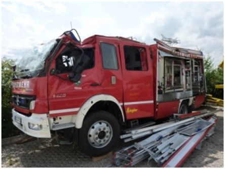 Feuerwehrfahrzeug nach Überschlag - es wurden 9 Feuerwehrangehörige verletzt