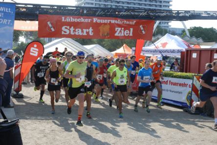 Startschuss für den offenen Lübecker Feuerwehrlauf: Die Laufbegeisterten machen sich auf die Strecke (Foto: Heiner Seidensticker).