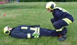 Übungsbeispiel für ein Training am Feuerwehrgerätehaus: Baumstamm-Heben.