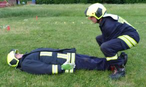 Übungsbeispiel für ein Training am Feuerwehrgerätehaus: Baumstamm-Heben.