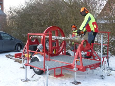 Kreisausbilder Manuel Kramp demonstriert die Arbeitsweise am Baumbiegesimulator. Das Gerät ist mobil und kann vor Ort in den Wehren oder direkt im Wald eingesetzt werden.