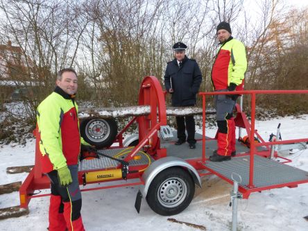 Kreiswehrführer Thorsten Plath (Mitte) freut sich über die Indienststellung des Baumbiegesimulators für die Motorsägenausbildung. Die Kreisausbilder für die Motorsägenlehrgänge des KFV Ostholstein Björn Mougin (links) und Manuel Kramp (rechts) erläutern die Funktionsweise des Gerätes.