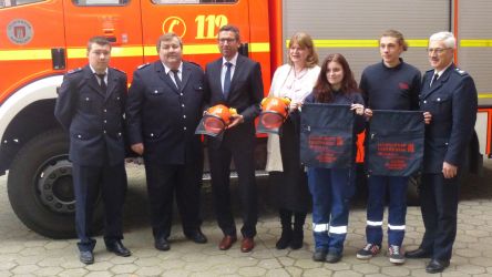 Übergabe der Taschen und Helme an die Jugendfeuerwehr und Freiwillige Feuerwehr Hamburg, v.l.n.r. Alexander Wronski (Jugendfeuerwehr Hamburg), Andrè Wronski (Landesbereichsführer FF Hamburg), Stephan Lintzen (Hamburger Feuerkasse), Gabriela Kirstein (HFUK Nord), Kira Chessari, Leonhard Zimmermann (beide Landesjugendsprecher Jugendfeuerwehr Hamburg), Klaus Maurer (Amtsleiter Feuerwehr Hamburg)