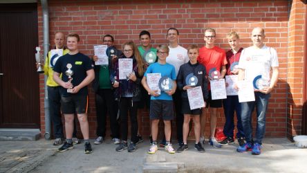 Zufriedene Gesichter bei den erfolgreichen Läuferinnen und Läufern (Foto: Sönke Möller / KFV Segeberg)