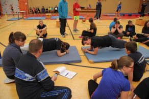 Kraftraubend: Teilnehmer versuchen sich an der Station „Planking“ (Unterarmstütz).