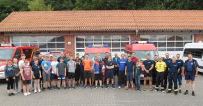 Die Feuerwehrsport Begeisterten, die dFFA-Prüfer mit Landesfachleiter Stefan Jenke (5. v. rechts) und Kreisfachwart für Feuerwehrsport Dr. Jan Traulsen (2. v. rechts).