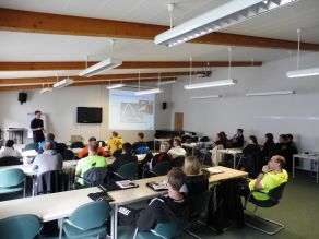 Theorieunterricht während des FitForFire-Seminars zum Thema Sporternährung