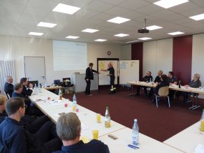 In Gruppenarbeiten beschäftigen sich die Teilnehmenden mit den spezifischen Tätigkeitsfeldern in Feuerwehrtechnischen Zentralen.
